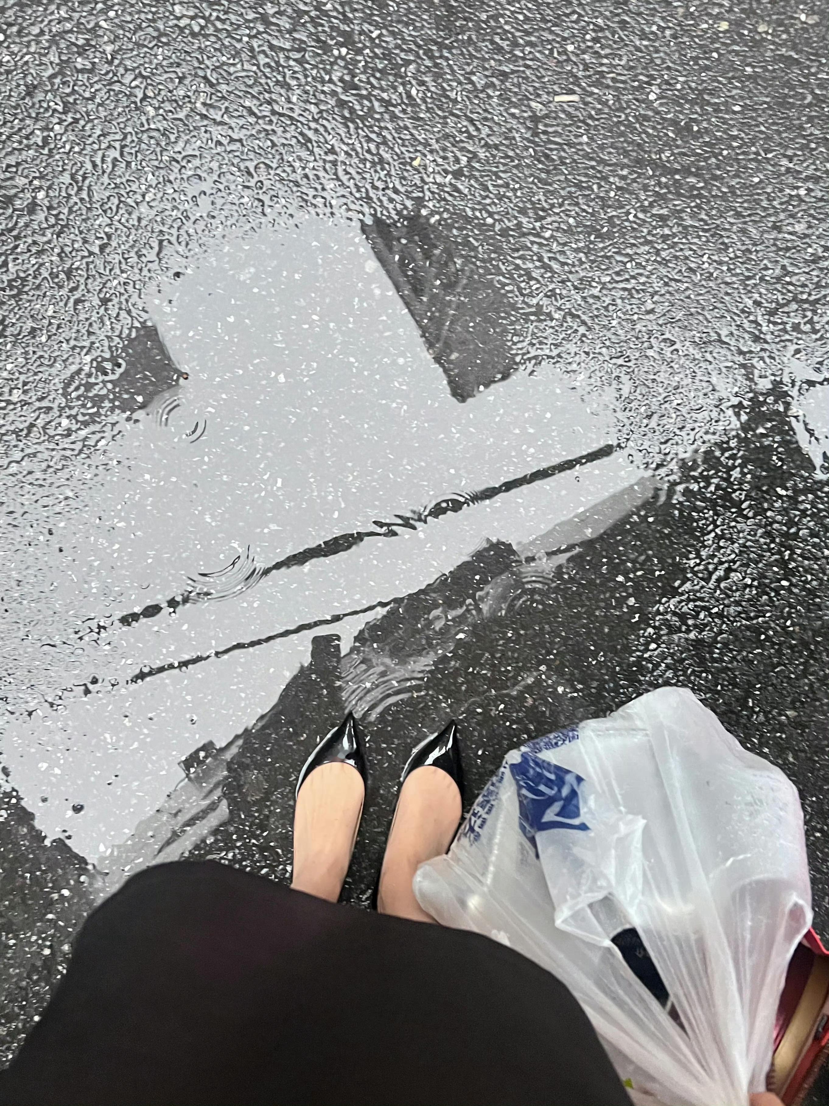 这雨一会儿下一会儿不下，突然间就下了都来不及撑伞就淋湿了，鞋子里面都进水了，湿漉