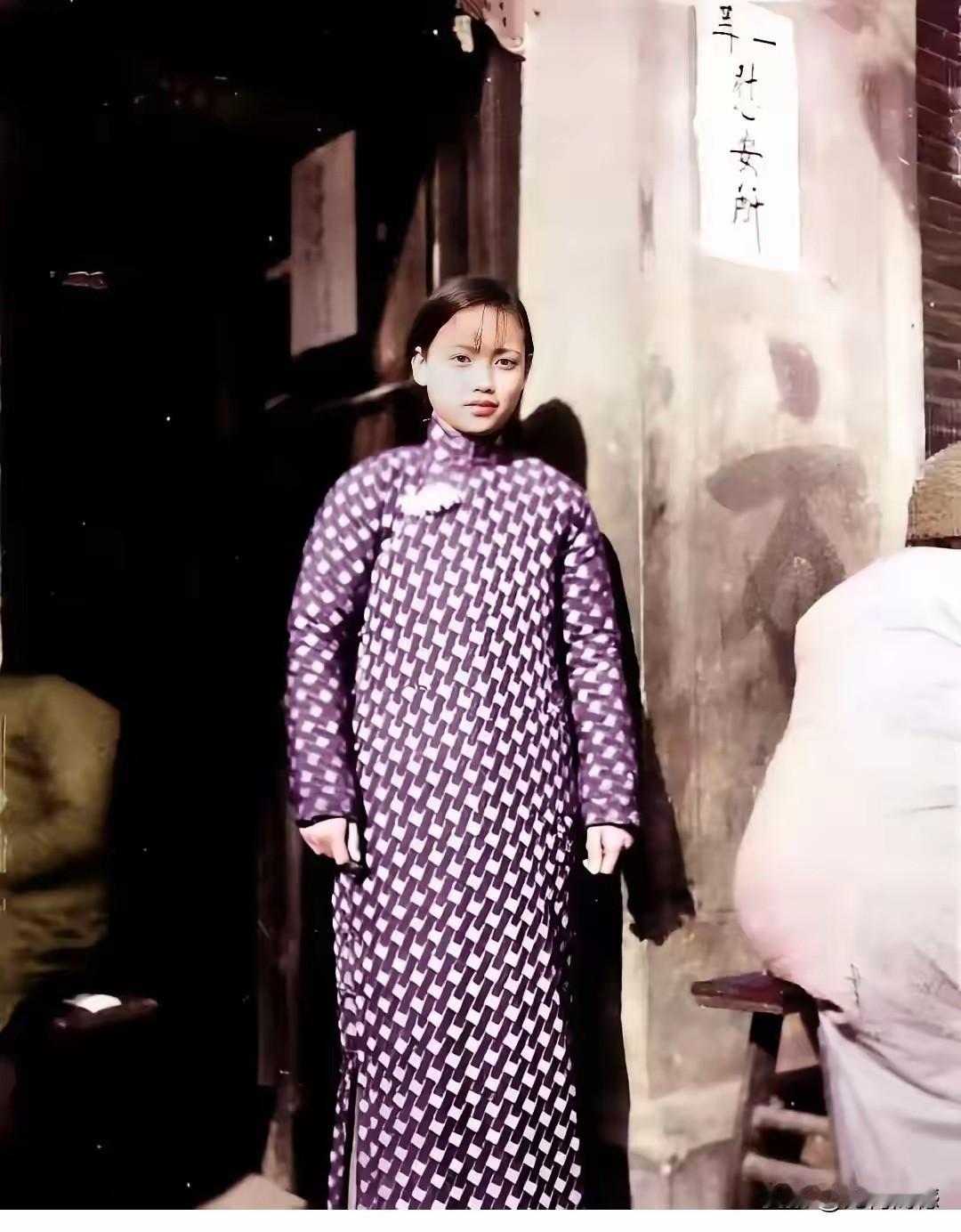 照片中的这个女孩，看她稚嫩的面容，其实就是一个未成年人，根本就不像是一个成年人，