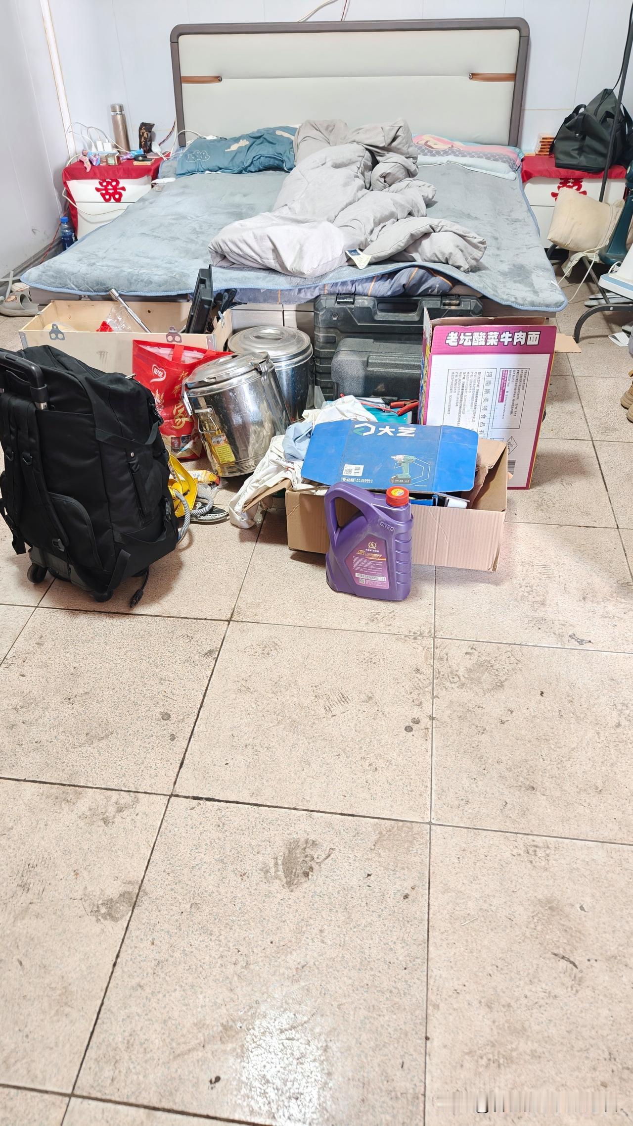 没钱千万不要回家带着八百回家，拉着行李，寒风刺骨，从村口走回去，时不时有小车经