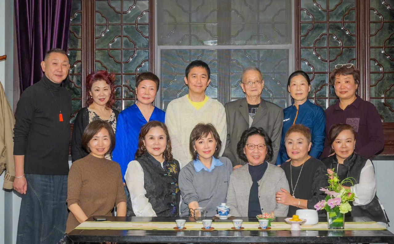 刘嘉玲梁朝伟夫妇真会穿呀从刘嘉玲昨天晒出来的合照来看他们夫妻俩真的很会穿都