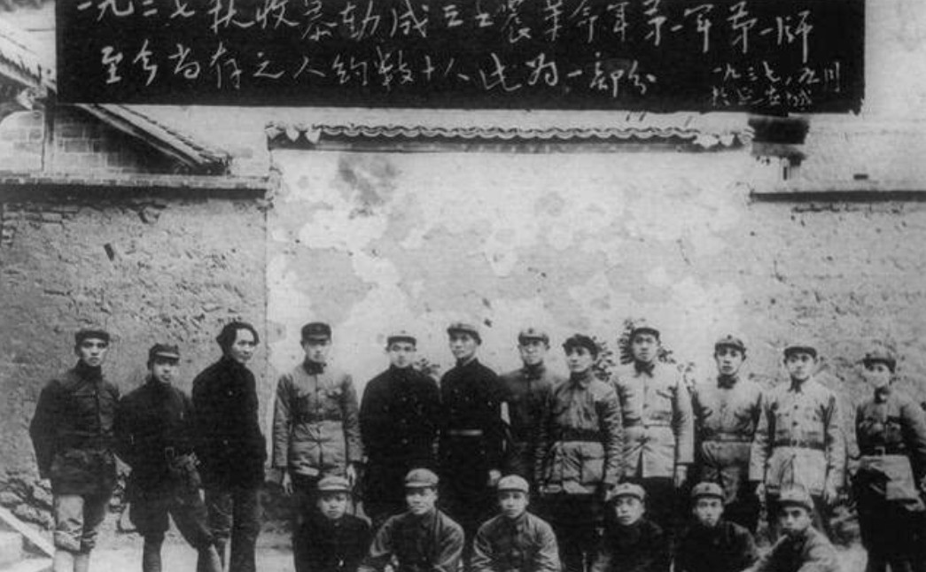 1950年12月，爆炸声响过后，解放军战士冲入一片狼藉的屋内，在床底下发现一具