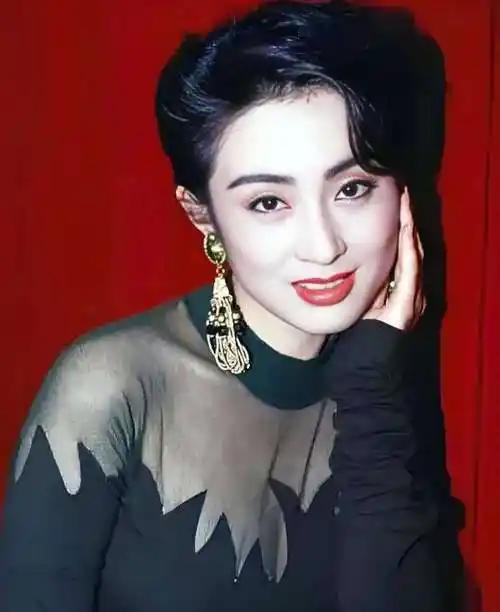 1996年，曾经风光无限的港圈女神张敏，一夜之间褪去所有光环，被逼得在香港再无立