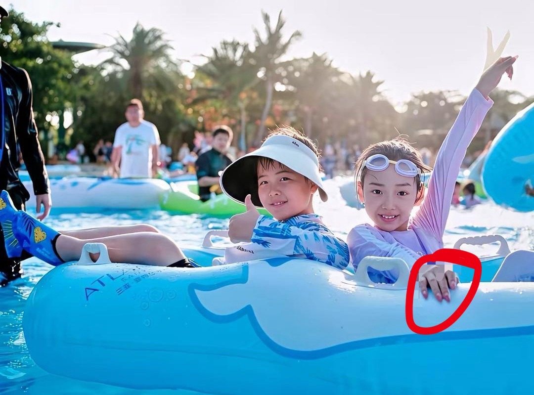 小酒窝这个年纪爱美能理解，但美甲做得这么成熟，和她稚嫩的脸庞拼凑在一起真的很违和