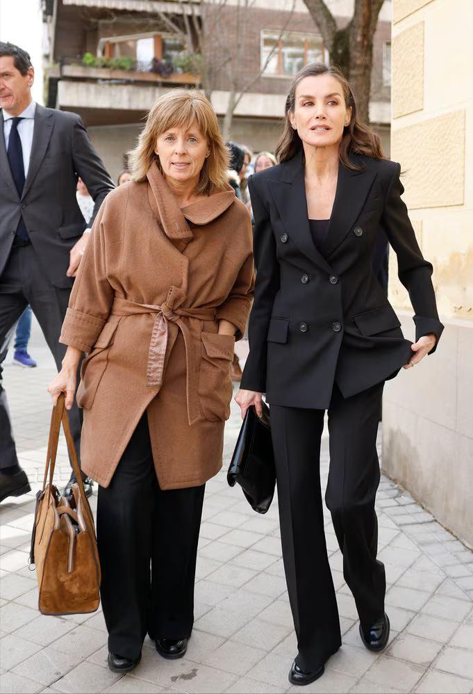 3月4日，西班牙莱蒂齐亚王后和私人秘书玛尔塔一同出席费尔南多·奥尔加的葬礼。众