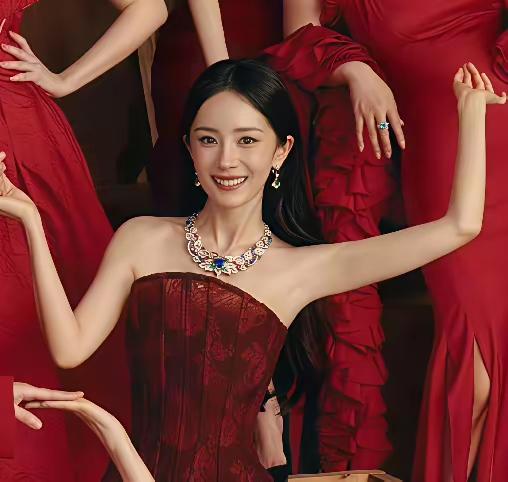 今晚的时尚圈堪称大型修罗场，刘亦菲和杨幂同框的杂志封面一释出，谁是真顶流高下立判