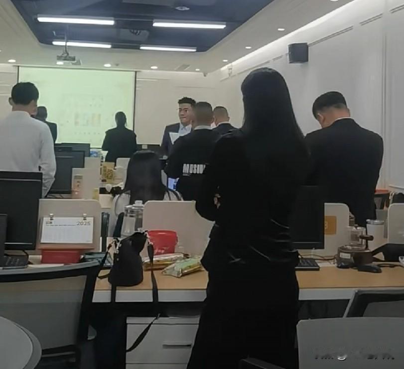 前两天一个朋友突然问我如果有好的工作机会，给他看着点[捂脸哭]我是你这不是拿我开玩