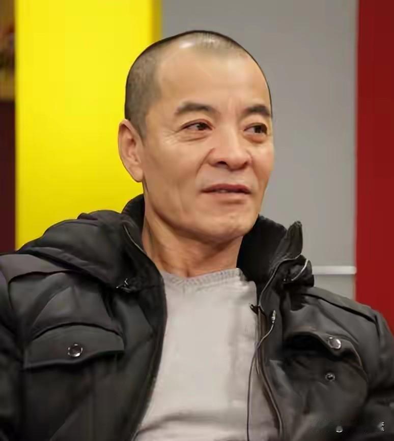 著名演员刘威其实长得很一般啊，但是架不住人家细心善良，没多久，国民“第一古典