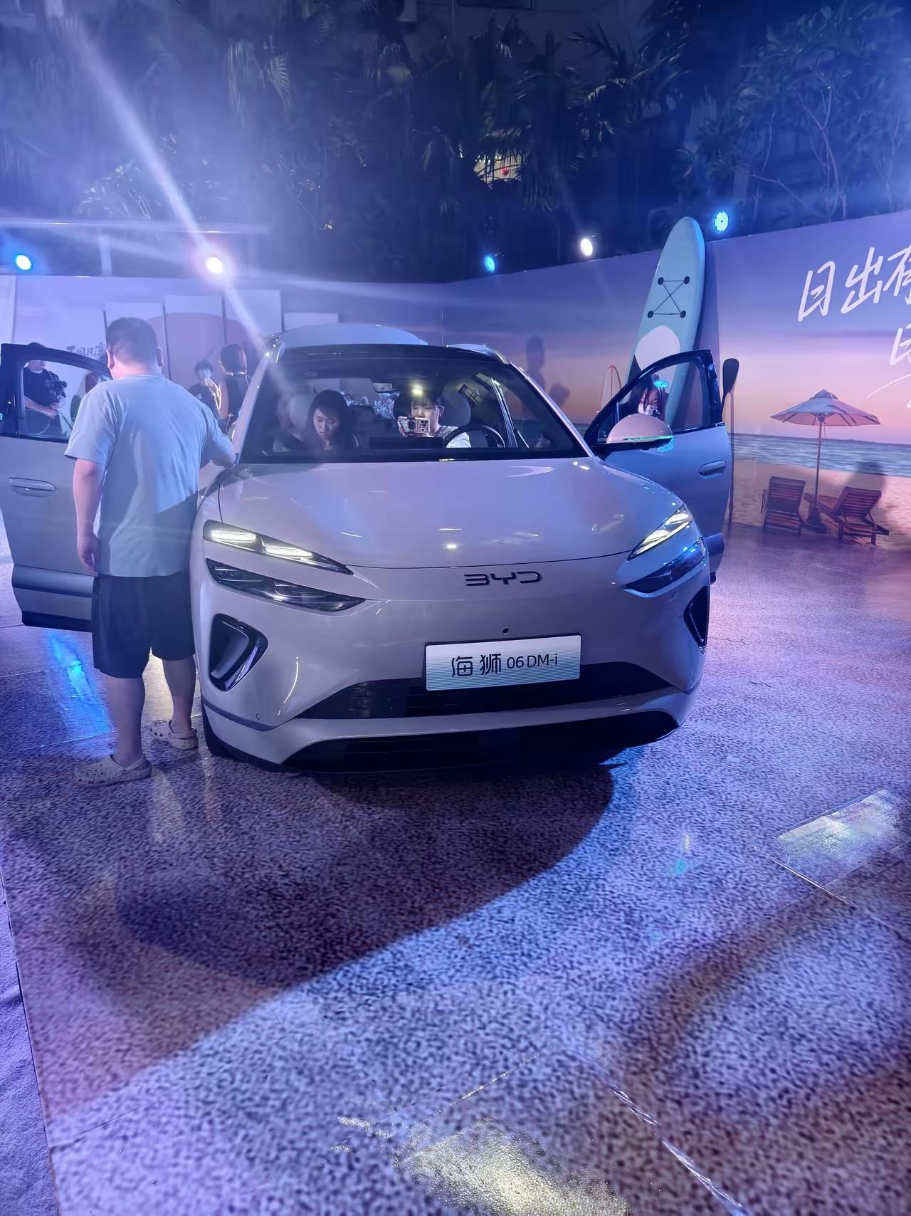 8月29日晚，比亚迪发布2025年上半年财报，交出一份亮眼答卷。营收约3713亿