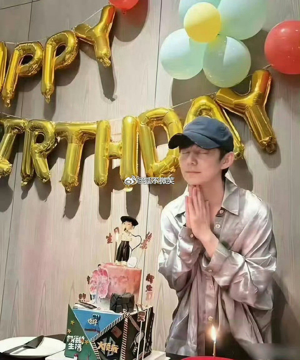 何炅51岁生日照片流出，私下穿深V低领大秀胸肌，身旁男子引热议​​​