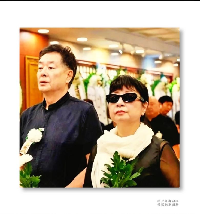 白花寄哀思，众名家送别京剧大师李维康梨园一代大家李维康告别仪式，不少文艺界老