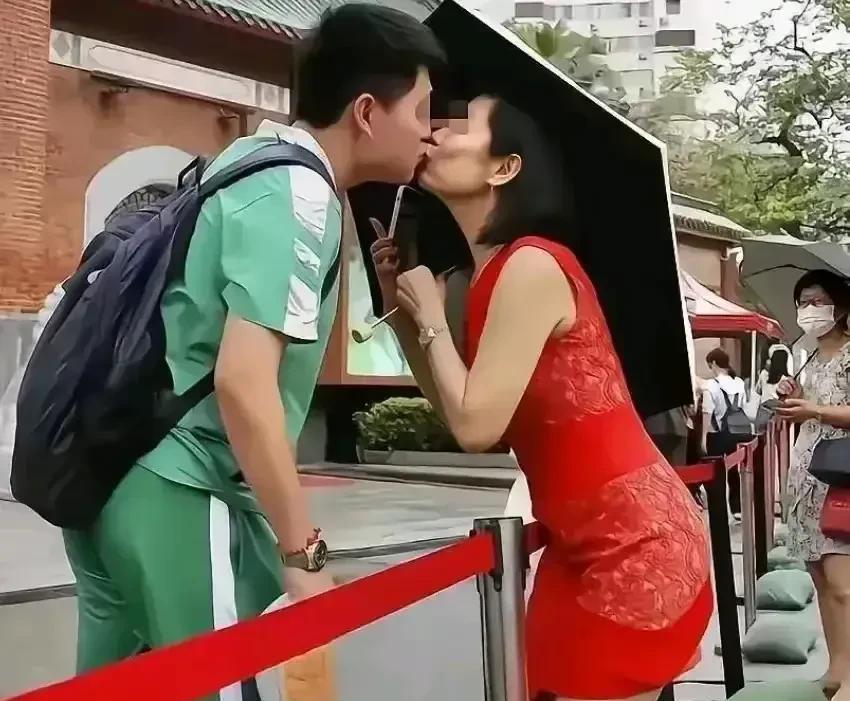 高考前，母亲穿旗袍吻儿子；高考后，儿子穿校服吻女友！下面这两张照片，真实的反映