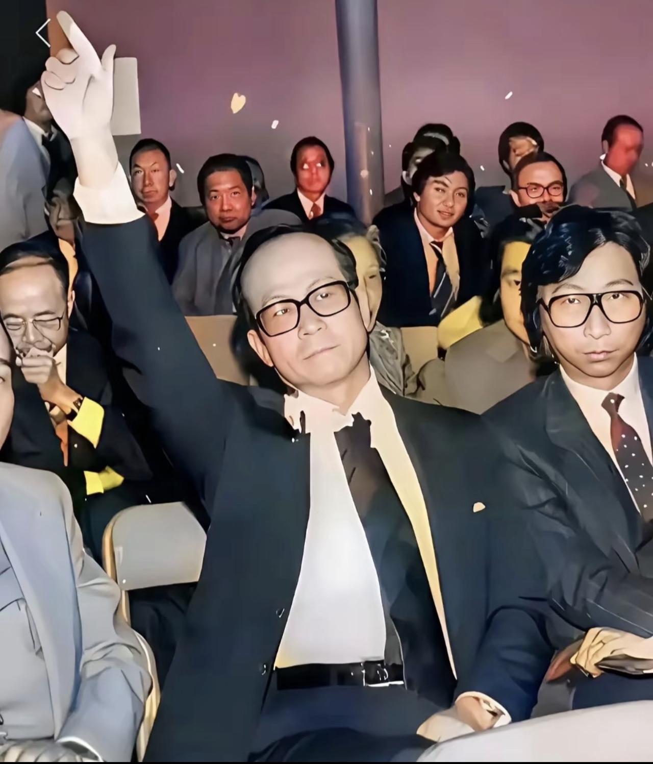 你以为李嘉诚早年拿地全靠人脉走后门？1980年香港核心地皮拍卖的这张老照片，直接