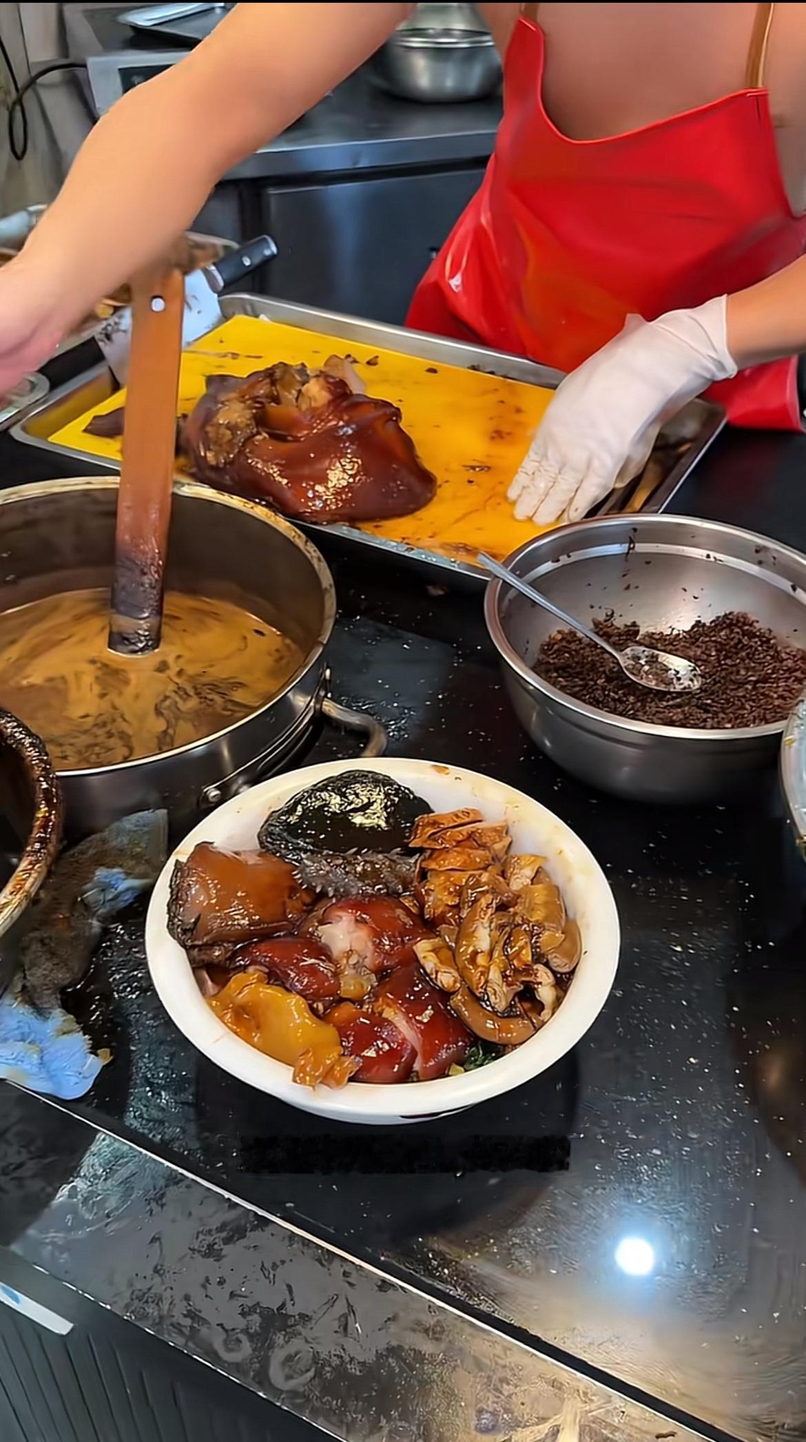 刷到有人晒潮汕一家网红店的天价猪脚饭，一碗竟要1050块，我当下还以为是自己看错
