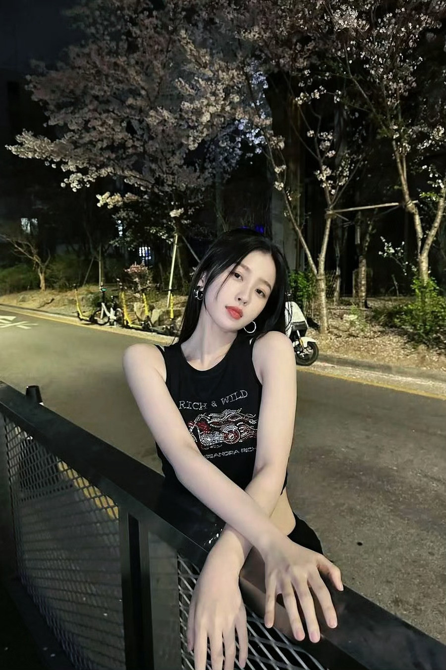 女明星虞书欣的照片疑似露出波珠找点药嗑的座位，有人看到了吗​​​