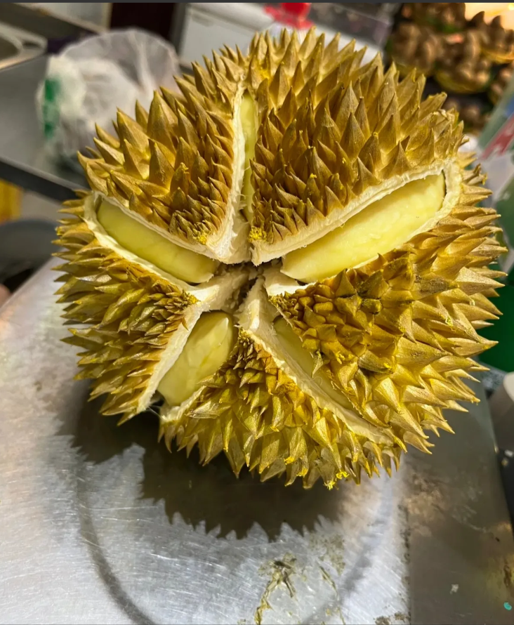 大冤种竟是我自己！听人说榴莲裂口才熟透香甜，今天在水果店看到个裂开的榴莲，老板