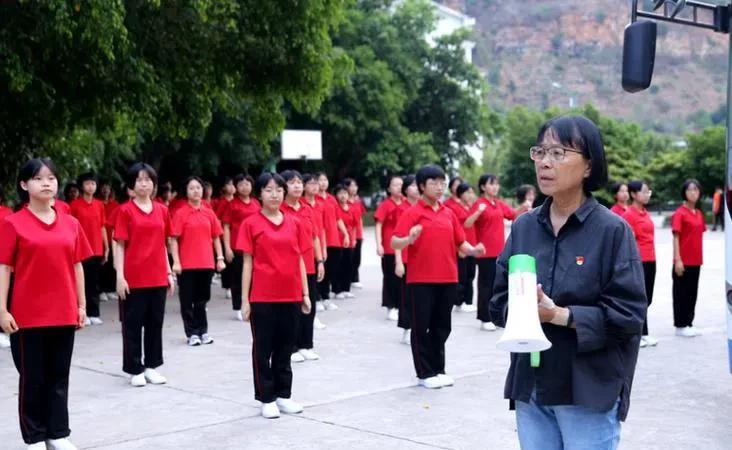 张桂梅向中国国家博物馆捐赠实物2025年5月27日，张桂梅向中国国家博物馆无偿