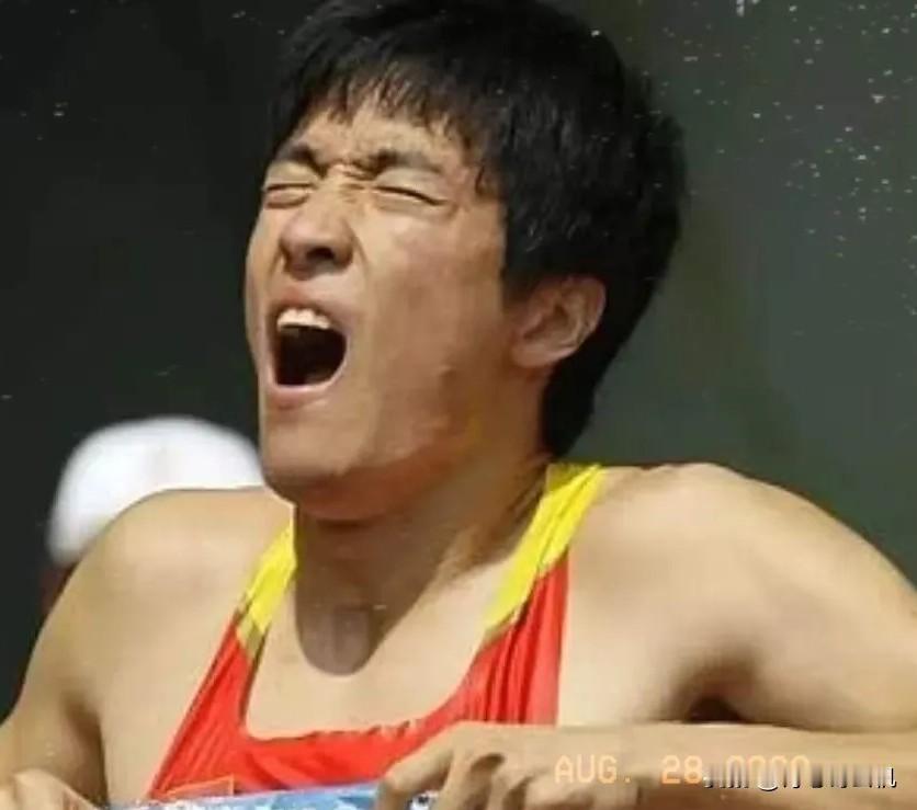 姚明当年的选择比刘翔要聪明多了。姚明退役当年做决定很干脆。他选择主动完成自主