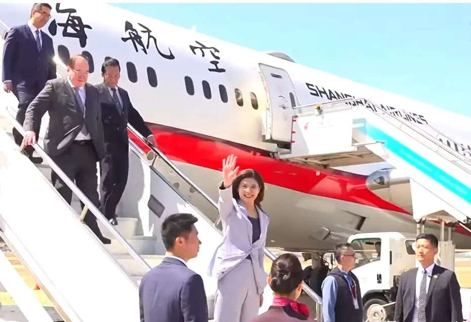 郑丽文抵达上海，开启六天和平之旅