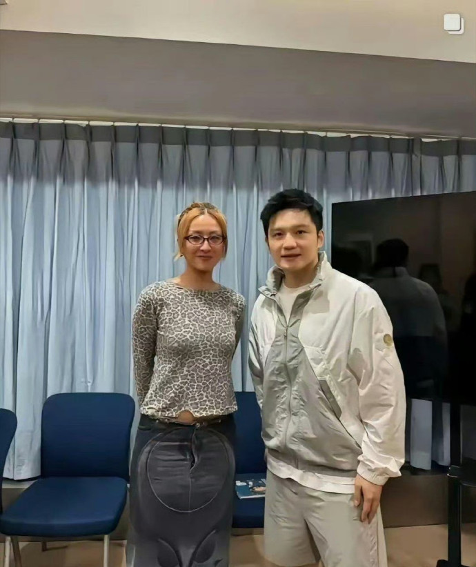 毫不夸张，这条裙子我看了三遍直到现在我还是怀疑她是不是穿反了？​​​​