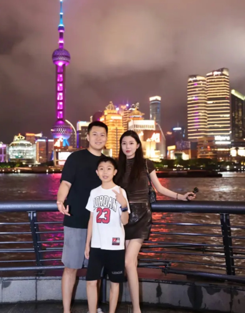 有时间还是多挣钱吧，孩子都这么大了还保养的这么好