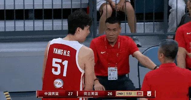 【杨瀚森次节3分钟2分1板】6月23日，中国男篮与荷兰男篮开展热身对抗。第二节杨