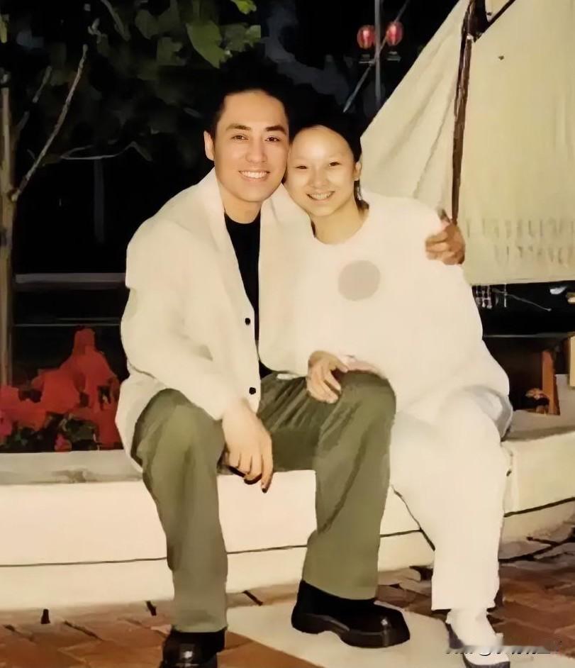 风流倜傥的张艺谋，美丽大方的陈婷，这张照片摄于1999年二人恋爱期间。彼时张艺谋