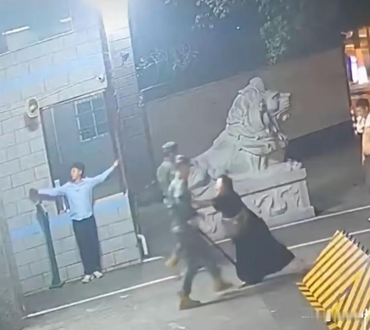 胆太肥！2026年5月10日，四川一男子深夜遭追打，狂奔到武警营门求救。追兵不仅