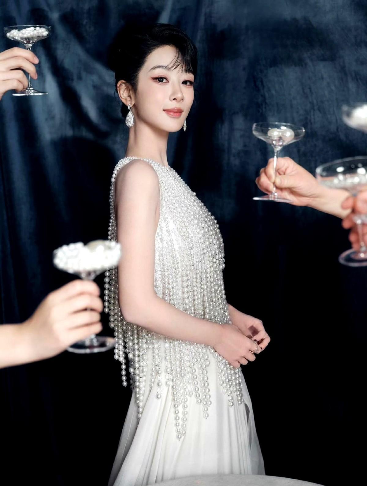 杨紫三十岁，一条生日动态炸了。五小时百万赞，三天三亿阅读。不是靠新剧，是靠人