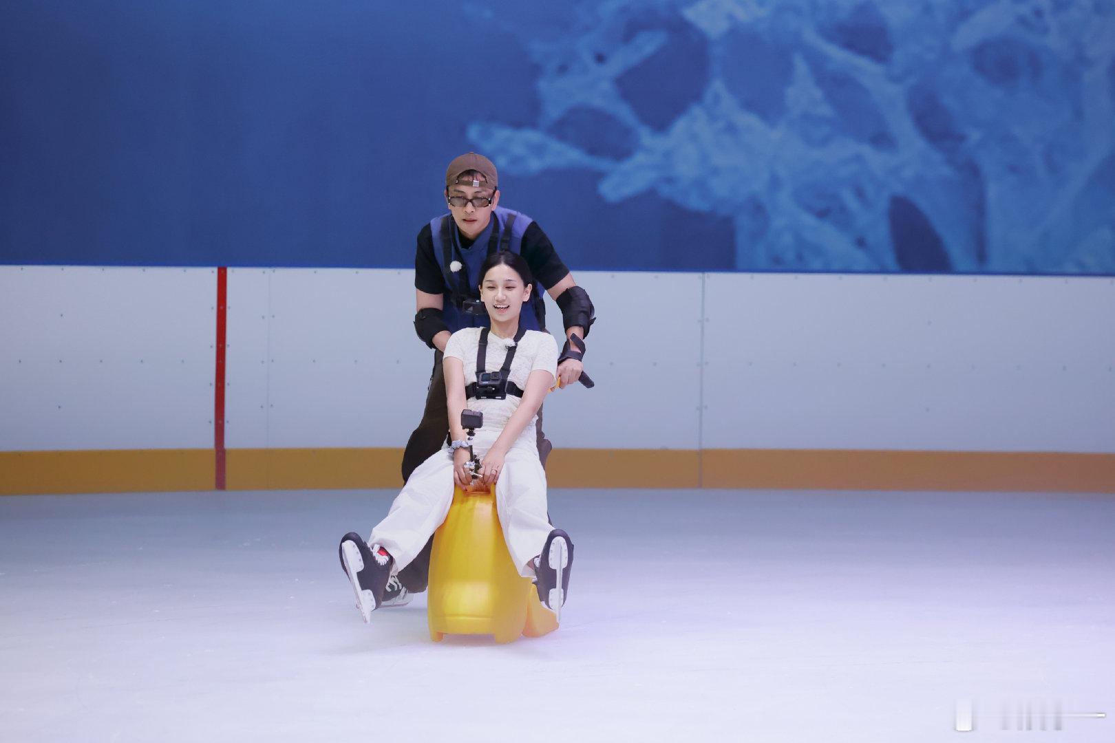 梁淞 演都不演型人格 这段对比太鲜明了！一边是车崇健默默撑伞，一边是梁淞高谈阔论