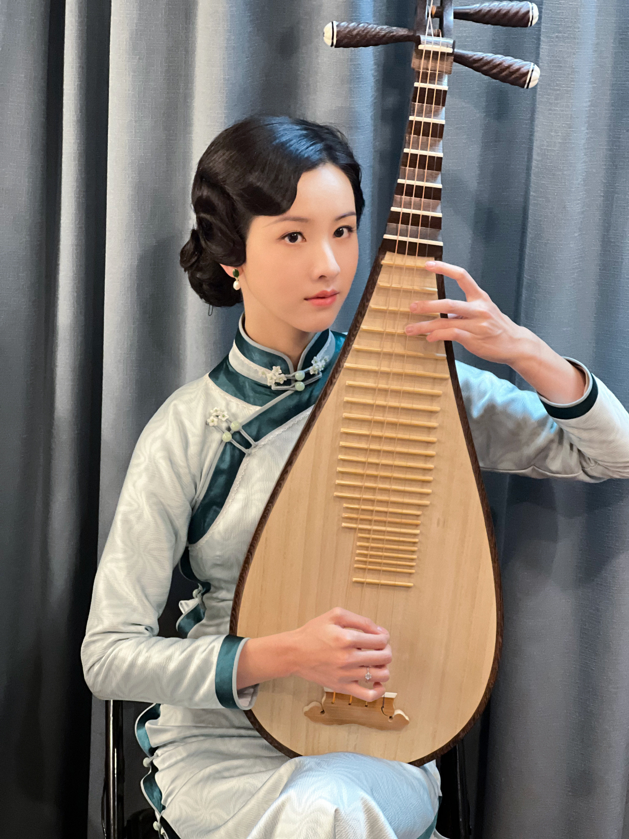 陈都灵旗袍佳人，低眉信手一曲琵琶语，奏响人间悲乐事​​​