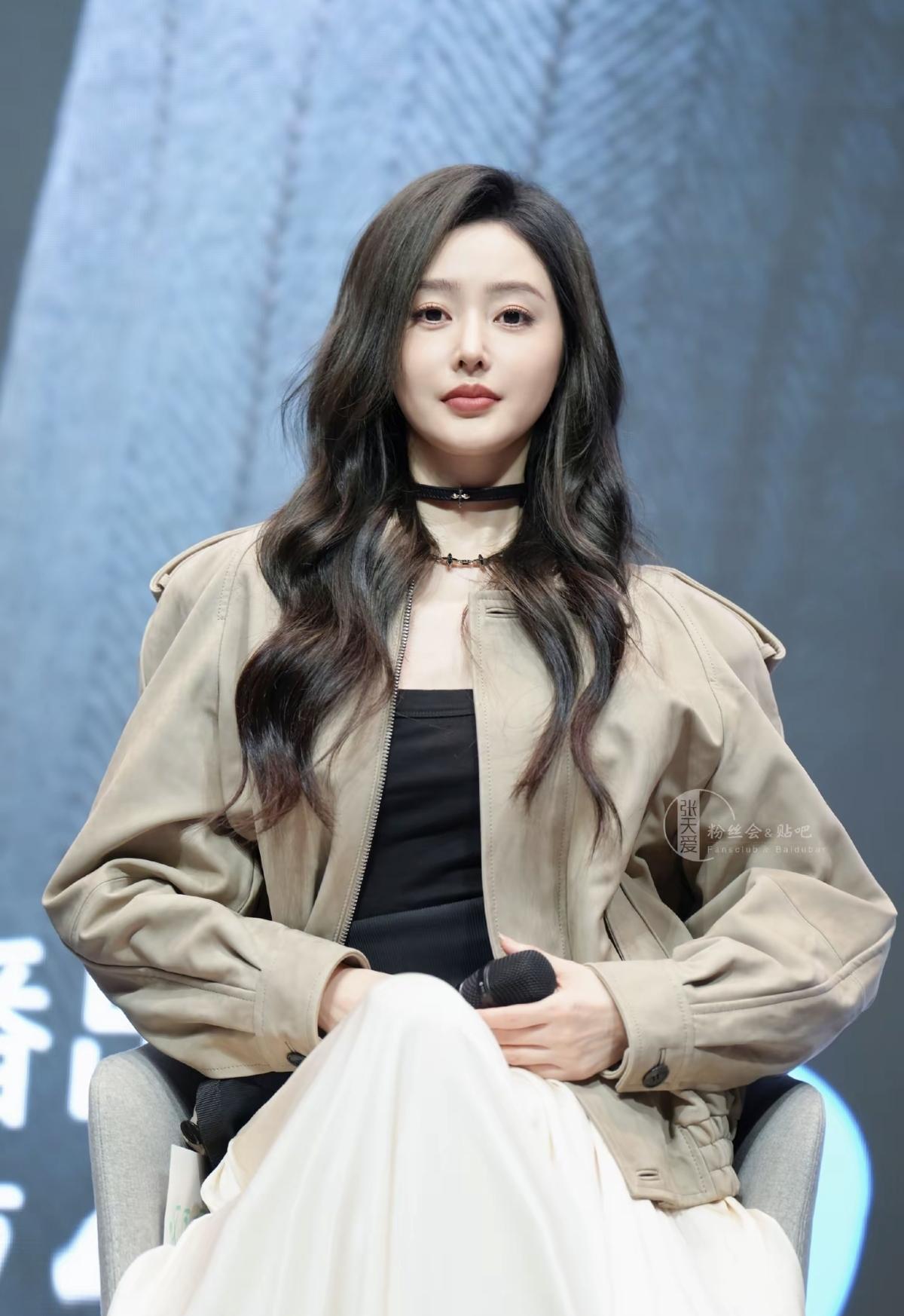 卡其色夹克裹住随性，柔纱裙摆藏着温柔张天爱把利落与柔美平衡得刚好[比心]叠戴