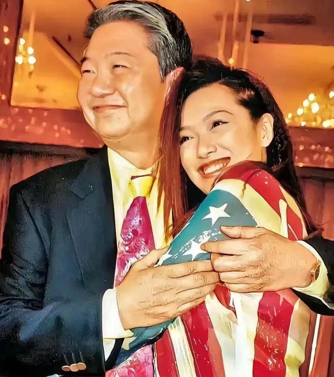 很多人羡慕蔡澜的一生，拥有超过60位伴侣和上亿的财富，仿佛他过上了人们理想中的奢