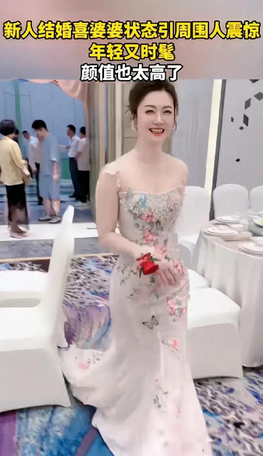 婚礼上最出风头的婆婆，是“活出自我”的典范，还是“不懂分寸”的极致？婆婆太年轻