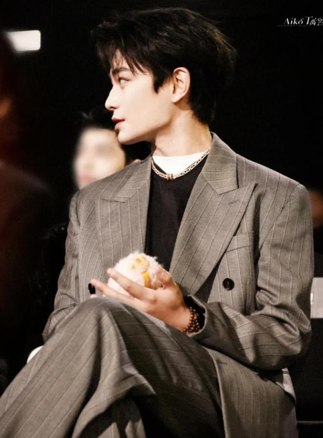 丁禹兮内场不愧是出生图的神！星光大赏生图状态好到离谱，五官线条都抗住了镜头考验