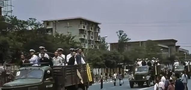 1984年，北京，75岁已经退居二线的开国上将陈再道，在家中藤椅里打盹。突然，几