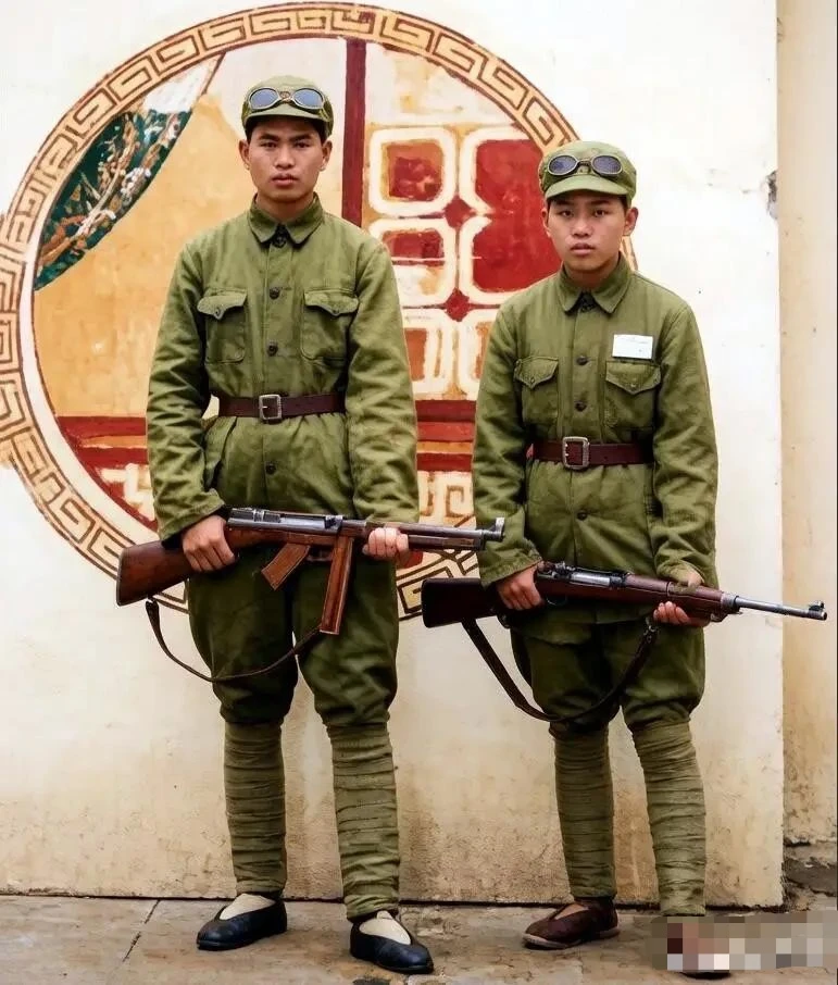 解放战争时期，两名年轻的解放军战士在照相馆内的合影。 他们身穿朴素的军...