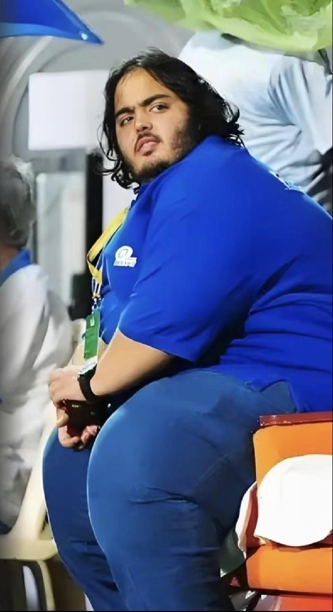 印度首富安巴尼和妻子尼塔共有两男一女三个孩子。夫妻俩最宠的不是唯一的女儿，而体