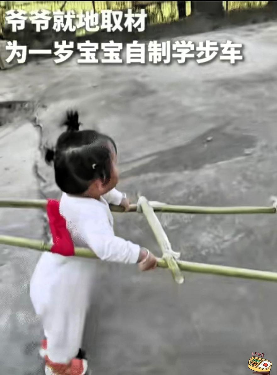 “火到人民日报了！”贵州遵义，奶奶弯腰扶着宝宝练习走路。没想到，爷爷灵机一动，就