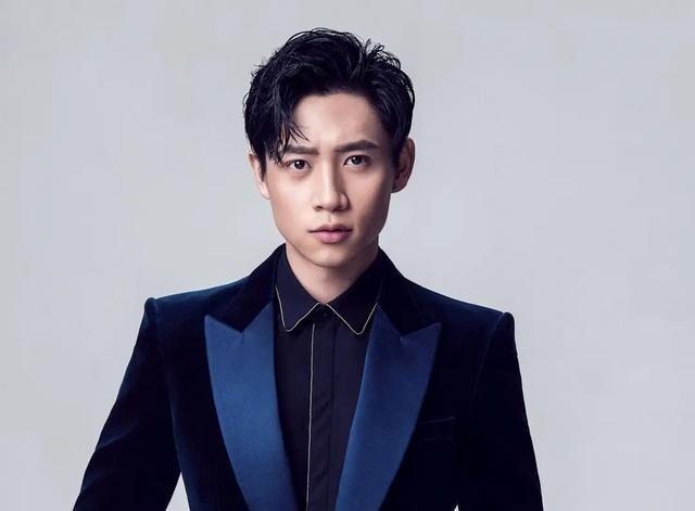 主持人问魏晨：“你喝酒吗？”魏晨摇摇头：“不喝酒。”主持人又问：“那你抽烟吗？”