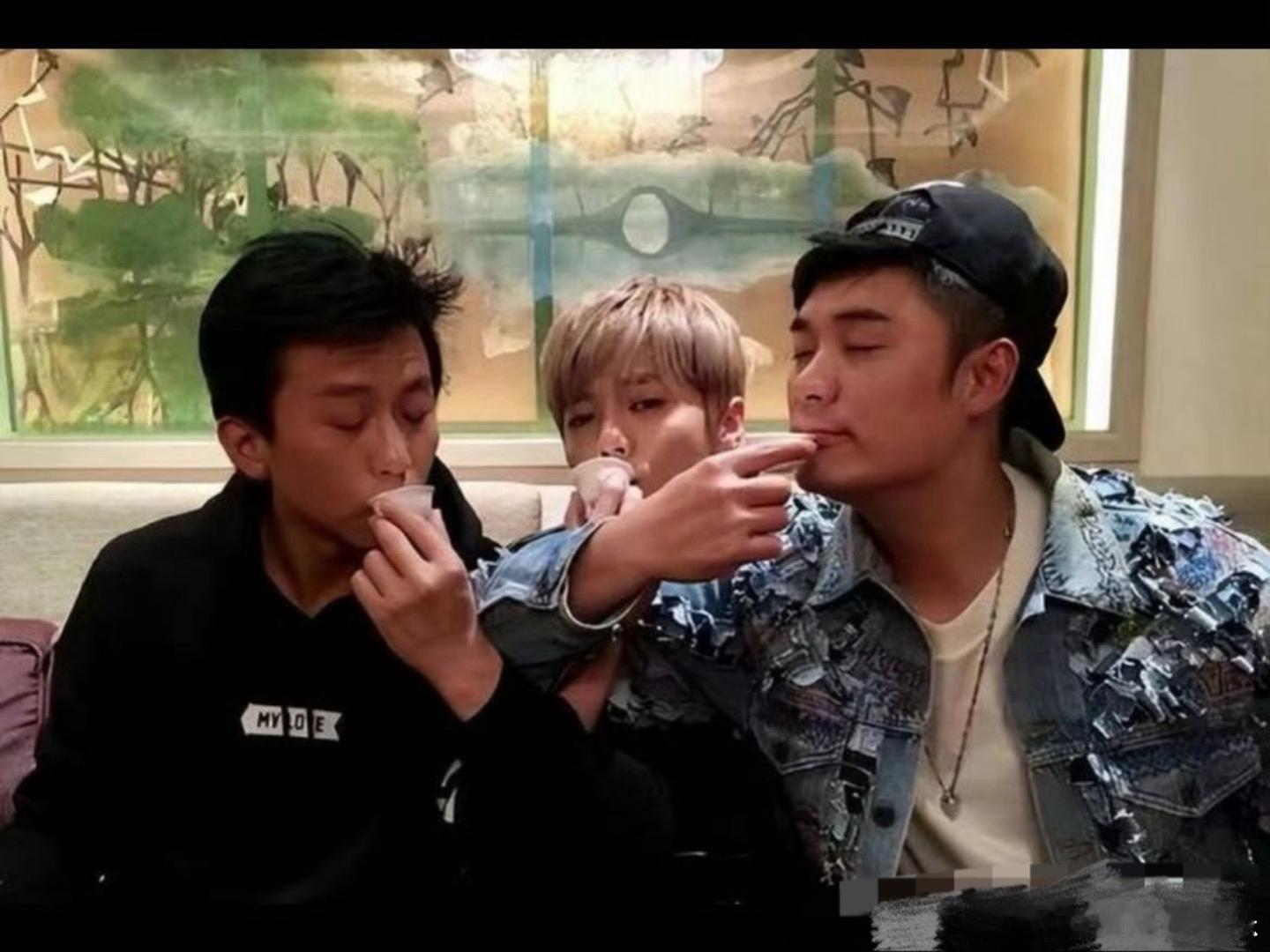 邓超给鹿晗撒饭哈哈哈哈哈谁能不羡慕邓超鹿晗这对父子档，比赛获胜好不容易吃上窑鸡