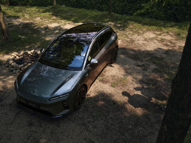 蔚来ET5T这波操作确实豪横！冰雪路面直接硬刚，让北方老铁们冬天出行再也不怂了。