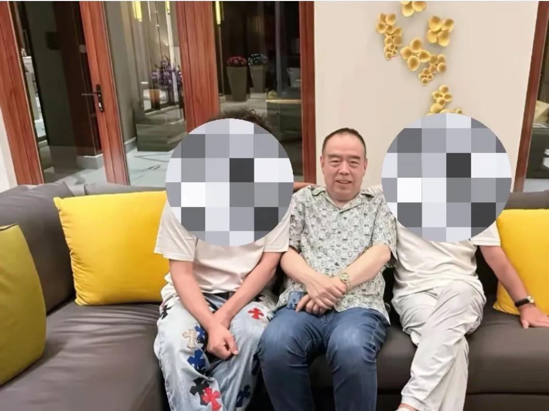 74岁的陈凯歌这晚年生活，真叫一个滋润。近几日有人在三