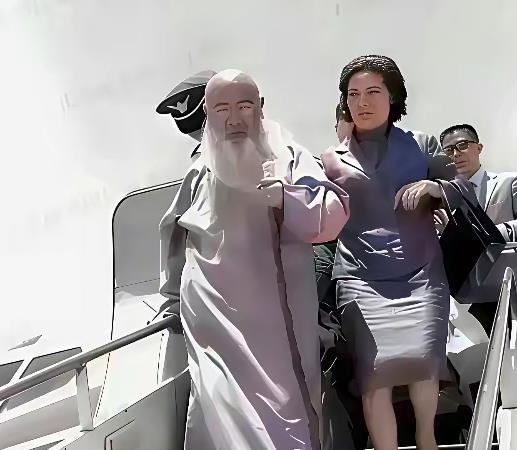 1949年12月6日,解放军快进成都时,张大千靠国民党高官张群,拿到最后三张飞台