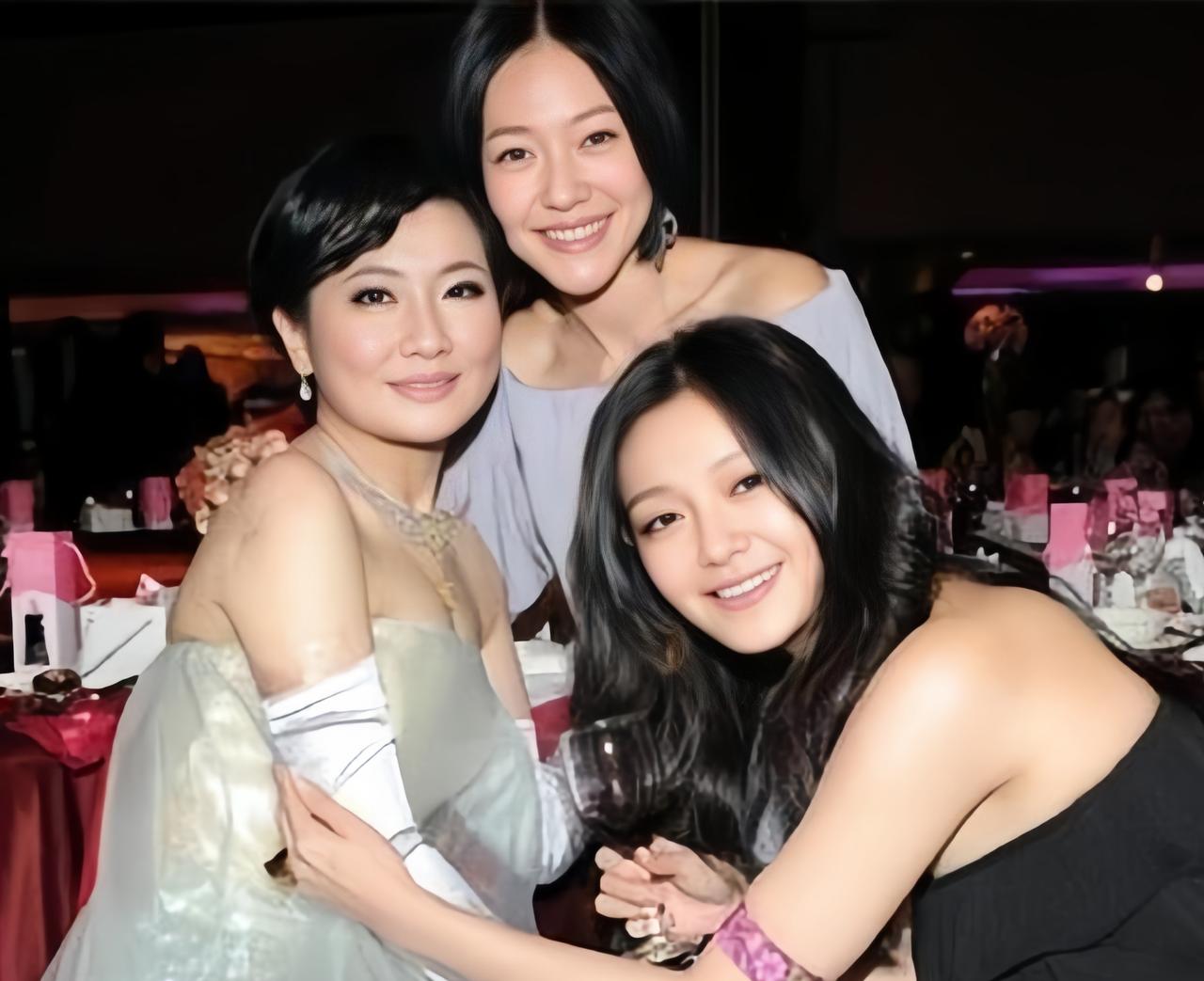 同框才懂：大S的脸真的不算大，以前很多人说大S是大饼脸，可一和Selina同框对