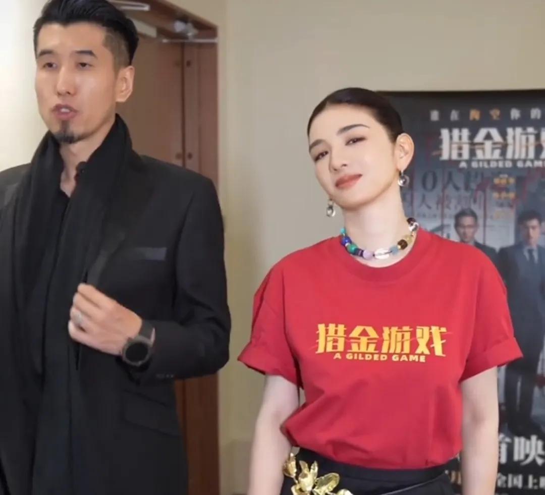 黄奕怎么会越来越美的，这个黄奕也是好起来了，都有资格和猫爷拍视频了，怎么感觉黄奕