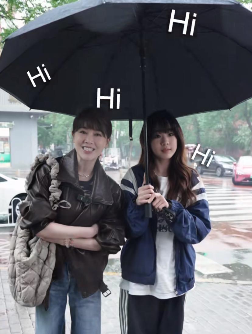 左小青14岁的女儿快和妈妈一样高了。左小青年轻时候是一个大美人，女儿也遗传了她