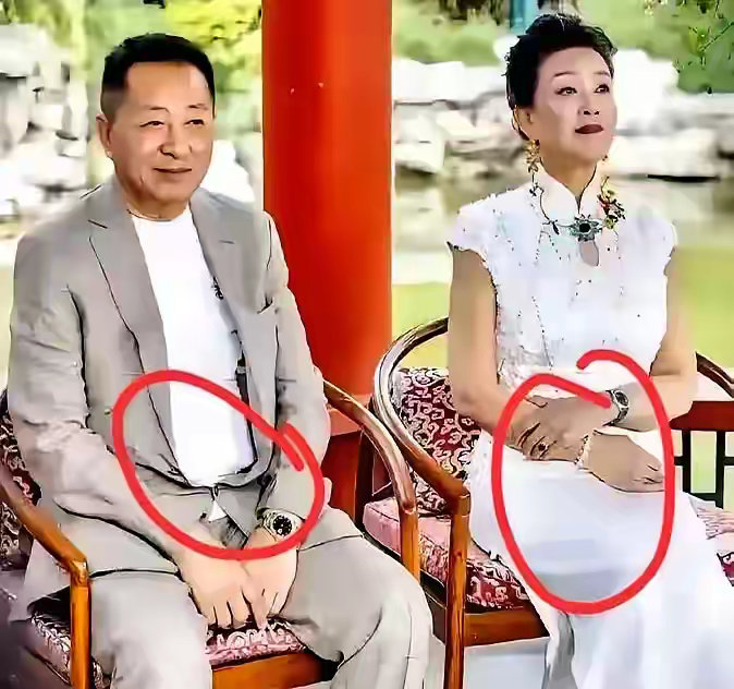 张兰与汪则瀚同框，仔细看两人的表情，有点搞笑。汪大爷有几分不自信略低头害羞，西装