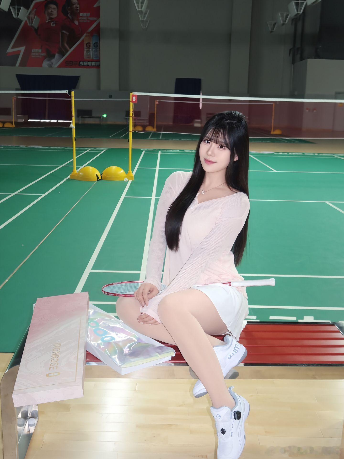 少女写真打羽毛球的女孩子美女绘梦长廊