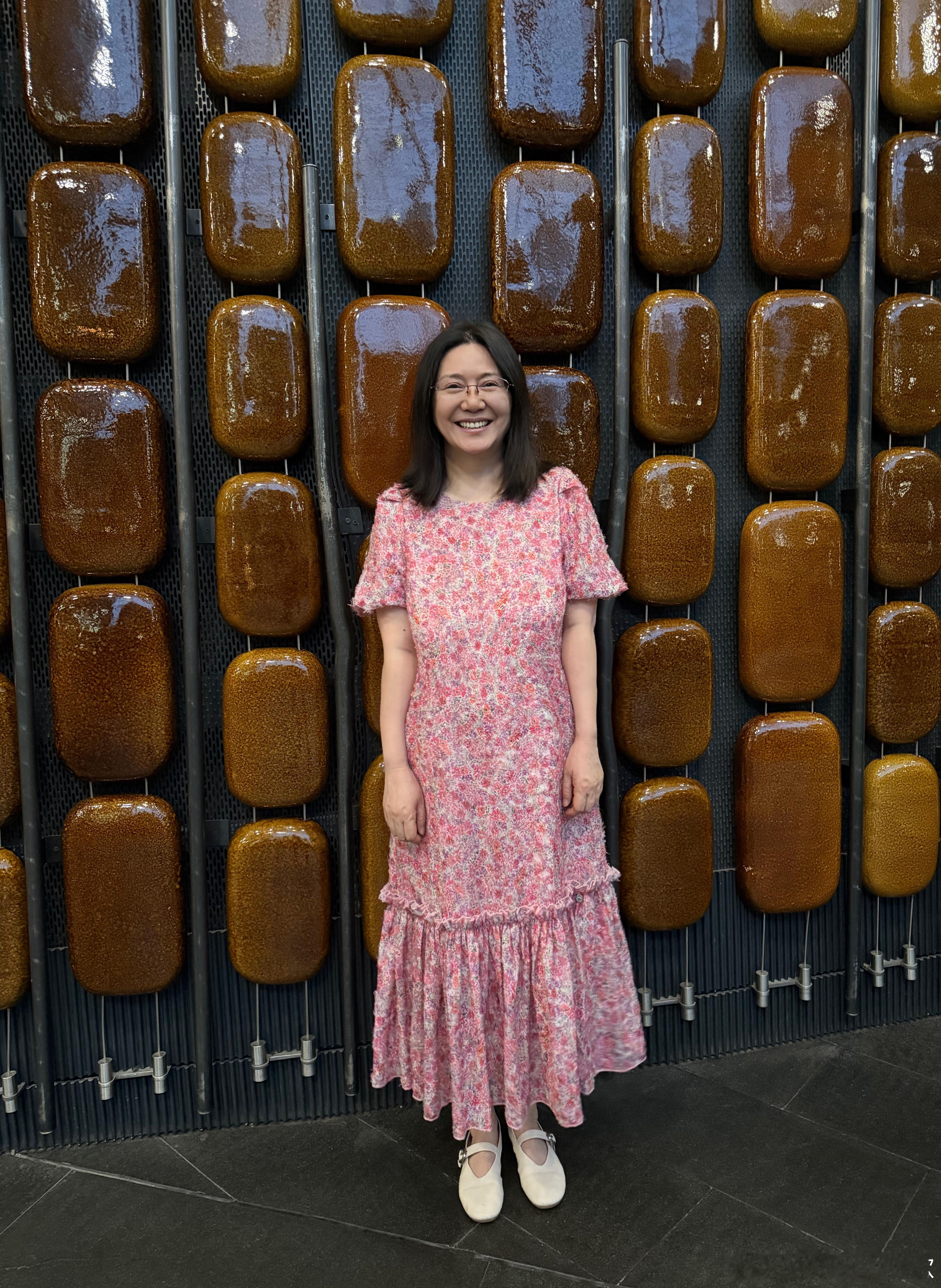 今晚去怀念金庸，沧海一声笑。我经常想起金庸离开这个世界的最后一句名言：大闹一场，