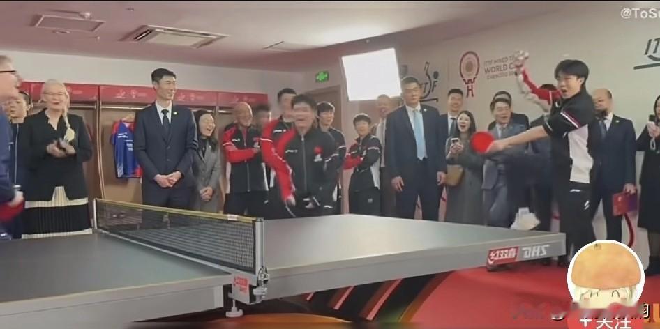 王楚钦这波“社牛操作”，把马克龙逗得眼睛都笑没了！谁能想到，国乒队除了打球能“杀